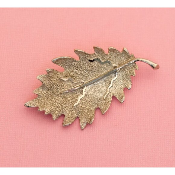 BSK Jewelry - Vintage Art Nouveau Stylish Leaf Light Gold Tone Brooch | BSK H28